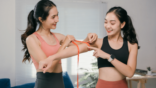 Bras flasques : 4 exercices recommandés par un coach pour les raffermir sans efforts inutiles