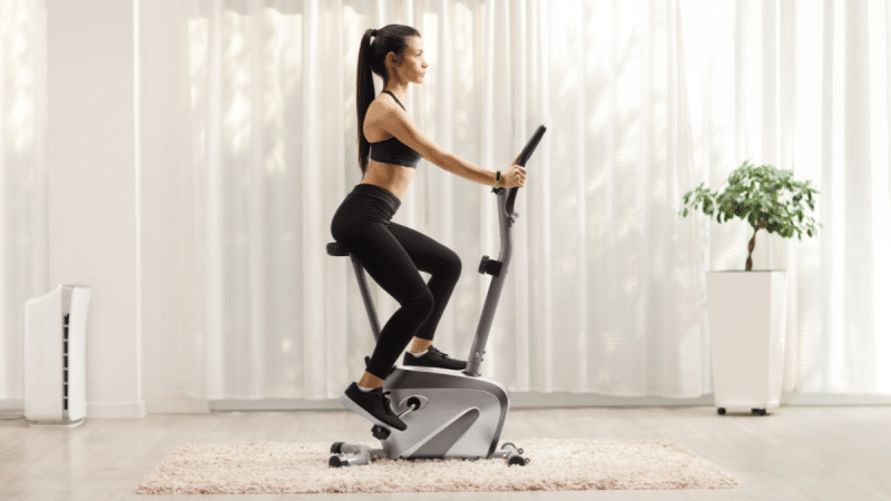 Vélo d'appartement : 5 astuces efficaces pour perdre du poids en moins