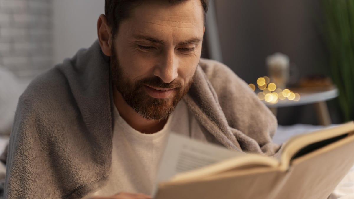 homme qui lit un livre