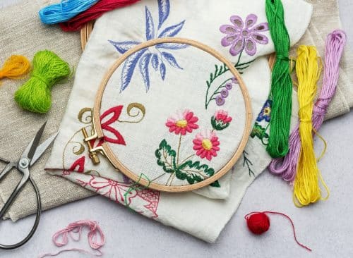 La broderie à l'aiguille : l'art textile qui soigne, crée et relie